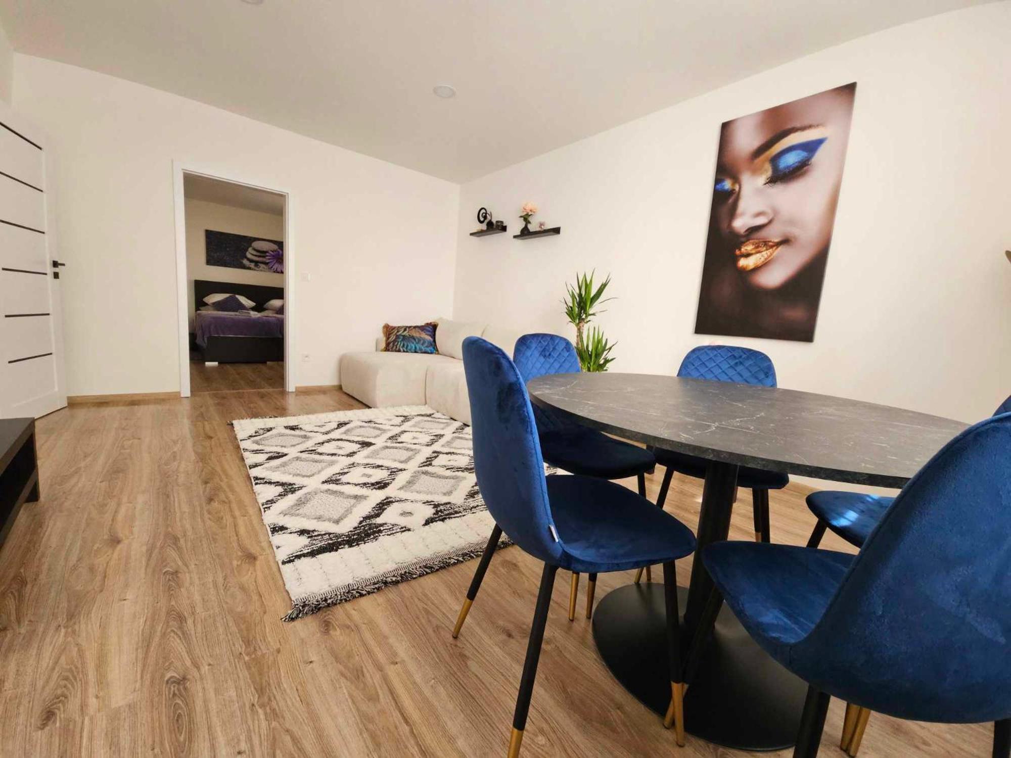 Slunny V Klidne Casti Hradce Kralove - Zahrada, Parkovani Zdarma Apartment
